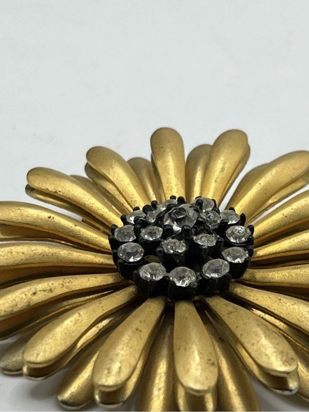 Vintage Enamel Gold Tone Flower Prong Set Rhinestone Brooch - Picture 5 of 7